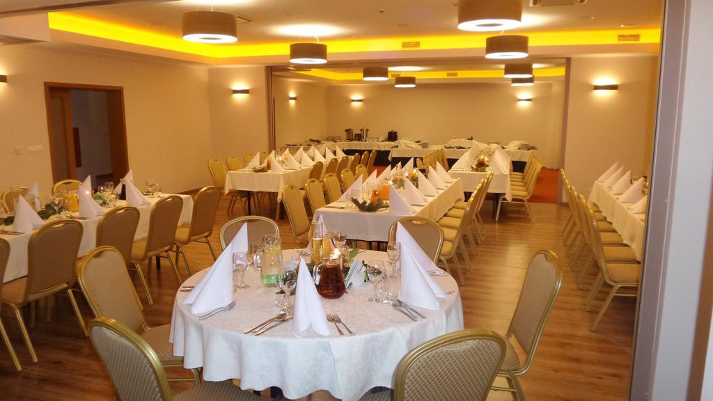 Hotel Daglezja Nad Jeziorem Kornickim Kórnik Kültér fotó