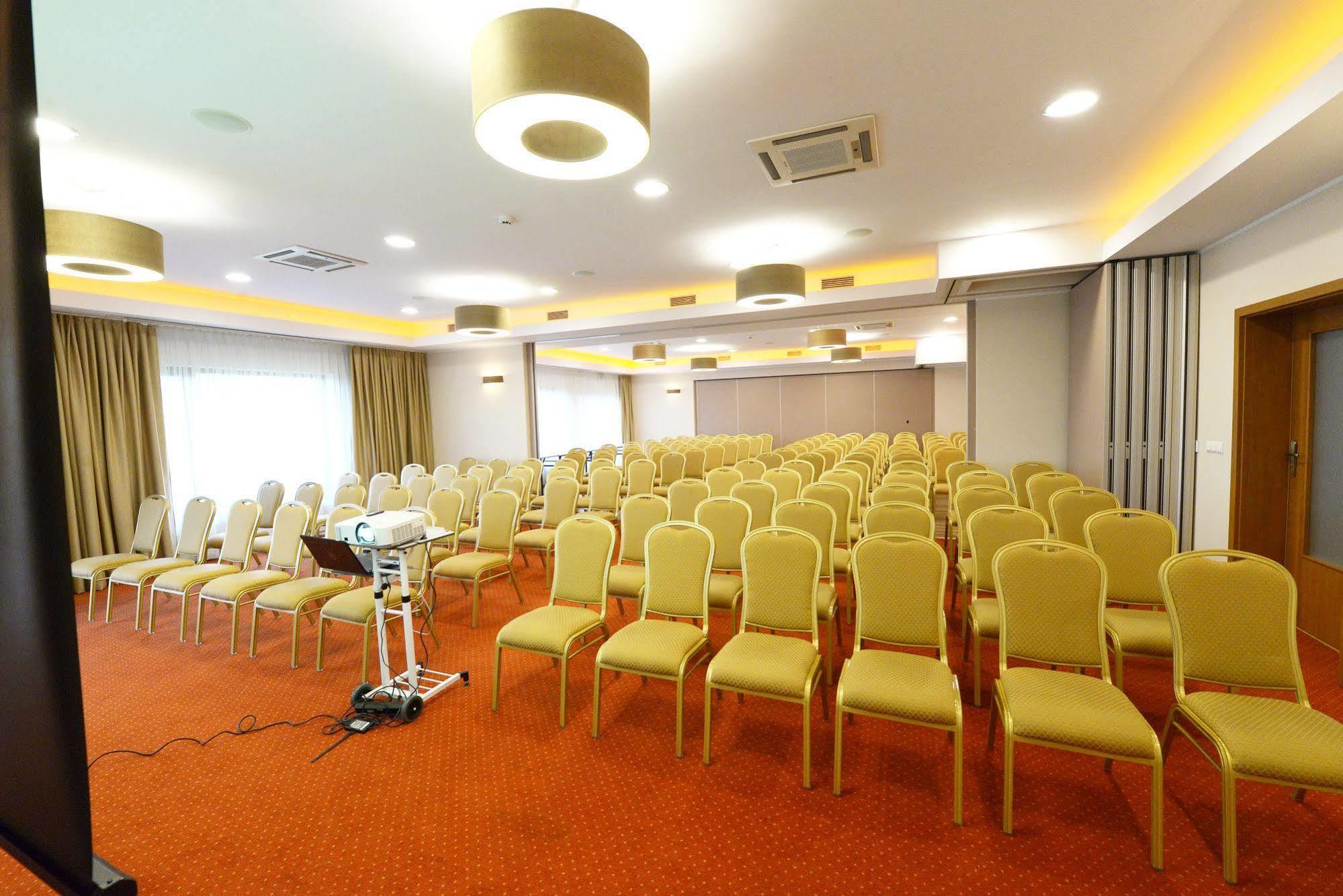 Hotel Daglezja Nad Jeziorem Kornickim Kórnik Kültér fotó